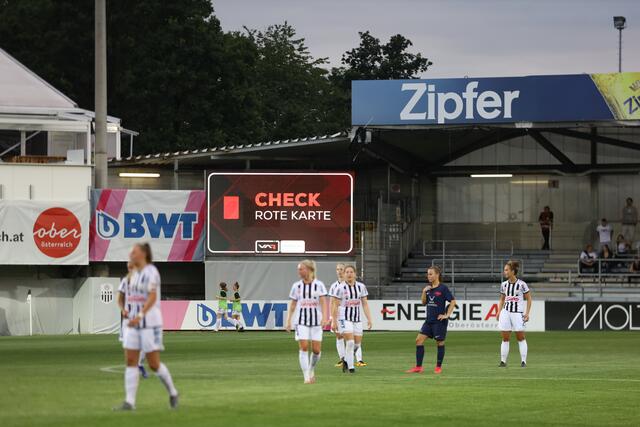 Überprüft werden fortan im Fußball auch Rote Karten. | Foto: Reischl