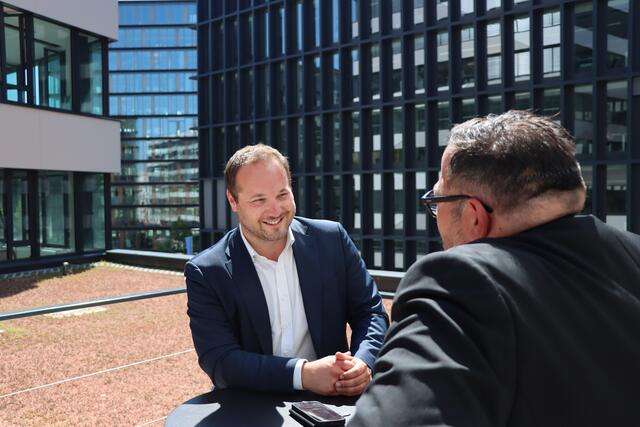 In der neuen bz-Redaktion: Bezirksvorsteher Daniel Resch (l.) beim Terrassen-Interview mit Redakteur Thomas Netopilik. | Foto: BV 19/Martinuzzi