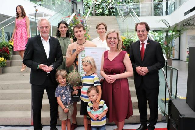 Günter Riegler, Sandra Krautwaschl, Severin Pock, Judith Schwentner, Leonore Gewessler und Hans Roth mit den Kindern Liam, Noah und Mio. | Foto: Edith Ertl