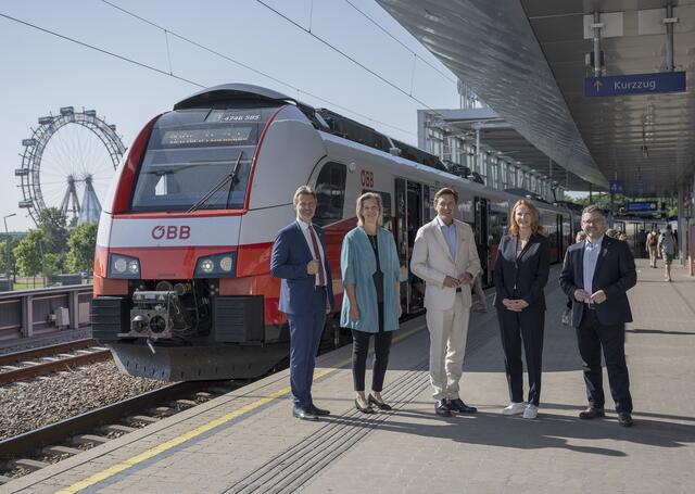 VOR-Geschäftsführer Wolfgang Schroll, VOR-Geschäftsführerin Karin Zipperer, Wien Mobilitätsstadtrat Peter Hanke, ÖBB-PV-Vorständin Michaela Huber, NÖ-Mobilitätslandesrat Ludwig Schleritzko
  | Foto: NLK Schaler