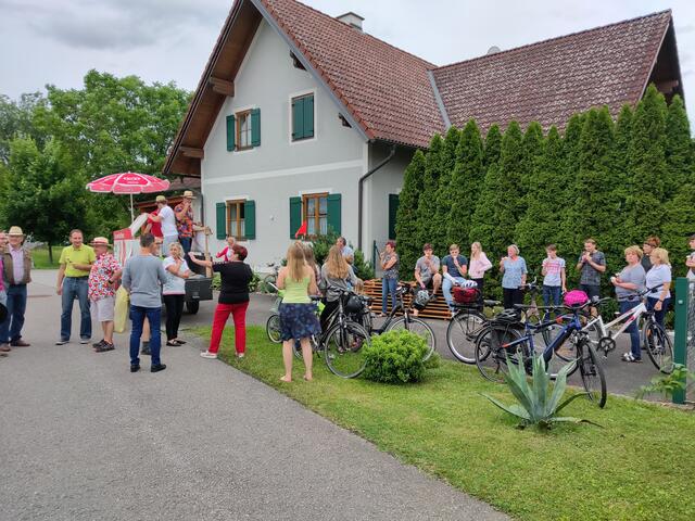 Bei der letzten Eistraktor-Tour stürmten die Gössendorfer den Eistraktor. Diesen Sonntag macht Bürgermeister Gerald Wonner wieder die Runde. | Foto: Ulrich