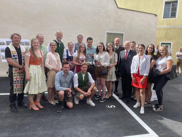 Eröffnung mit Vertretern der Gemeinde, Firmen, Ehrengästen und den neuen Mietern. | Foto: Verderber