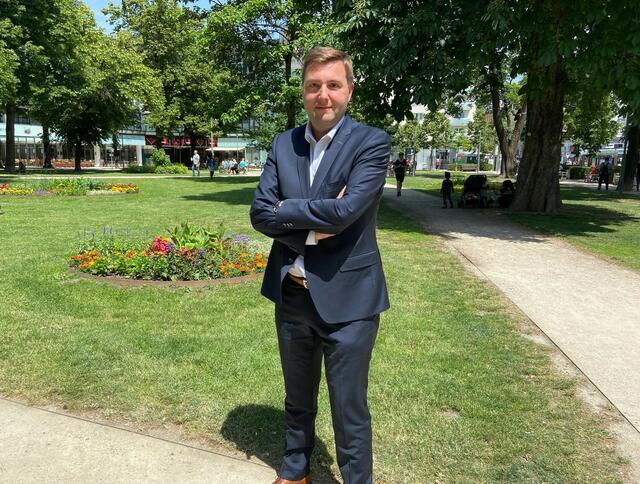 Michael Raml im vom Alkohol befreiten Schillerpark. | Foto: FPÖ Linz