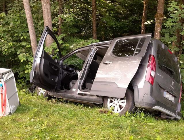 Eine 51-Jährige kam in Kirchbichl mit ihrem Auto von der Straße ab und kollidierte mit zwei Bäumen.  | Foto: ZOOM.Tirol