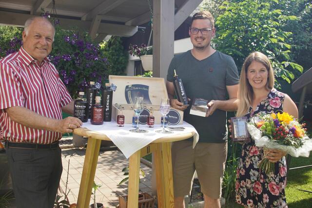 Bürgermeister Ingo Appé gratuliert Benjamin Unterzaucher und Martina Poganitsch zur Bronzeauszeichnung bei den Mostbarkeiten 2021.