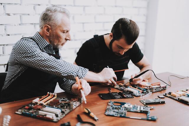 Egal ob kaputter Radio, PC, Kaffeemaschine oder auch ein älteres Möbelstück: Im Repair-Café sucht man nach Lösungen.  | Foto: Foto: stock.adobe.com/vadimGuzhva