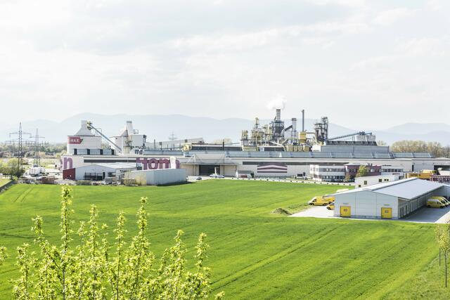 Der Fundermax-Standort in Neudörfl bietet für 200 MitarbeiterInnen – davon 10 Lehrlinge – einen sicheren Arbeitsplatz. | Foto: Fundermax