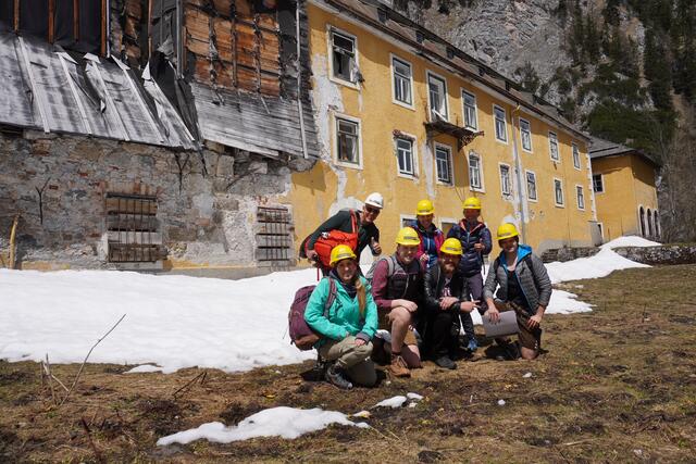 Grazer Studierende untersuchen ein altes Herrenhaus in Hall. | Foto: KK