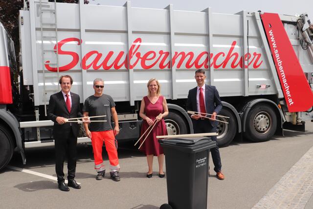 Auch die hölzernen Müllzangen zeugen von der sozialen Komptenz von Saubermacher, sie wurden von der Lebenshilfe hergestellt. | Foto: Edith Ertl