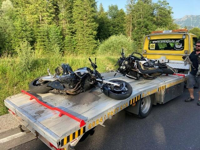 Ein Motorradunglück auf der Weißenbachtalstraße nahe Bad Ischl forderte zwei Todesopfer. | Foto: FW Mitterweißenbach