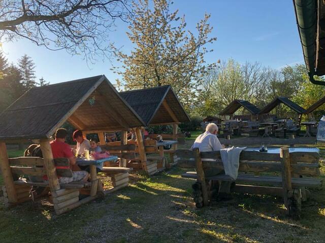 Lauschige Atmosphäre unter den Obstbäumen bietet der Gastgarten des Mostheurigen Eigner in Scharten. | Foto: Mostheuriger Eigner