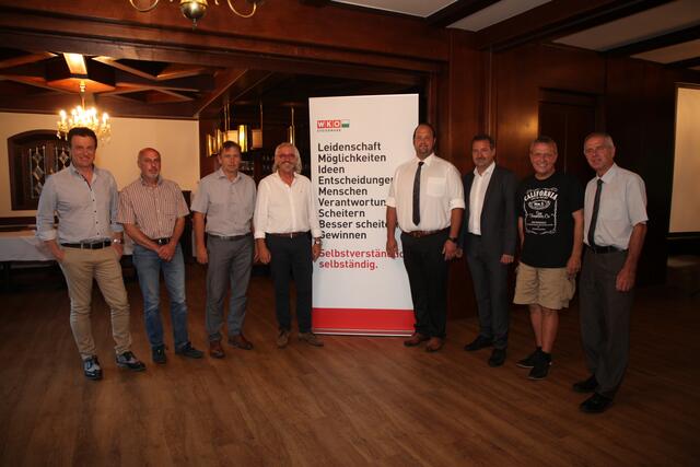 Ronald Lang, Anton Faßold, Fritz Matzer, Franz Zehethofer, Gernot Praßl, Thomas Marichhofer, Erwin Absenger und WK-Obmann Günther Stangl (v.l.).  | Foto: WKO Südoststeiermark