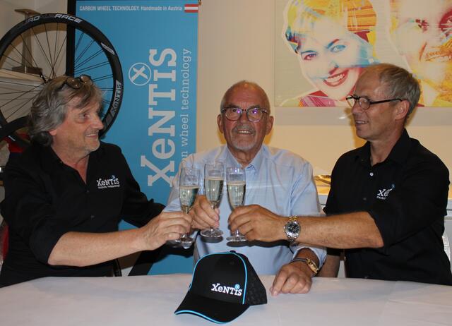 Die Firma XeNTiS ist der neue Hauptsponsor der HSG, Obmann Gerhard Langmann stößt mit einem Glaserl Sekt darauf an. | Foto: Fritz Suppan