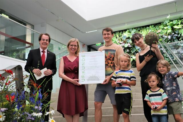 Hans Roth und Ministerin Leonore  Gewessler mit Klimaschutz-Held Severin Pock, Gattin  Franziska und den Kindern Noah, Mio und Liam. | Foto: Edith Ertl