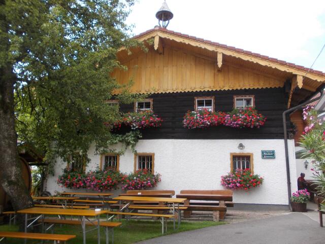 Selbstgemachte Köstlichkeiten kann in gemütlichem Ambiente beim Mostheurigen Möseneder in Geboltskirchen genießen. | Foto: Mostheuriger Möseneder