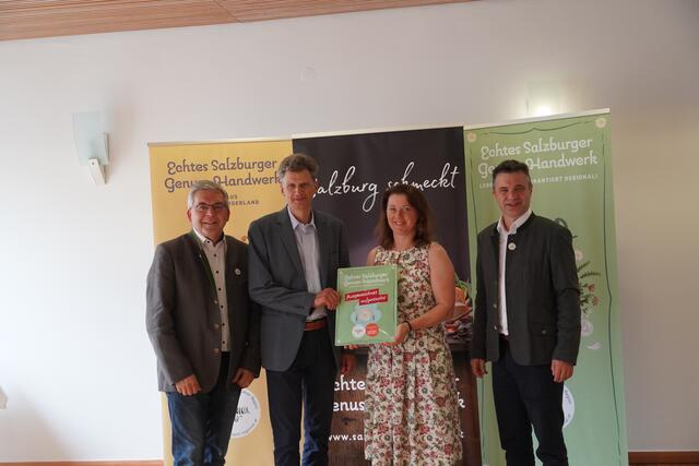 LR Josef Schwaiger und LWK-Präs. Rupert Qehenberger überreichten die Plakette an Johann Eßl und Burgi Kaiser von der LWS Kleßheim.  | Foto: Gertraud Kleemayr