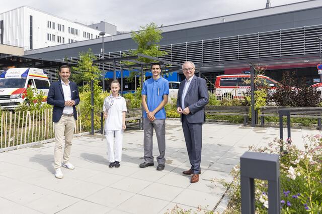 Kaufmännischer Direktor Mag. Dr. Bernhard Kadlec, Praktikantin Franziska Klingler, Praktikant Marcel Kumar, LH-Stellvertreter Dr. Stephan Pernkopf | Foto: UK St. Pölten