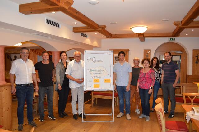 Rauchende Köpfe in Lunz: Josef Schachner, Thomas Helmel, Irene Kerschbaumer, Eduard Leichtfried, Christian Paumann, Grete Enöckl, Eva Maria Käfer, Maria Seis und Stefan Hackl
 | Foto: NÖ.Regional.GmbH