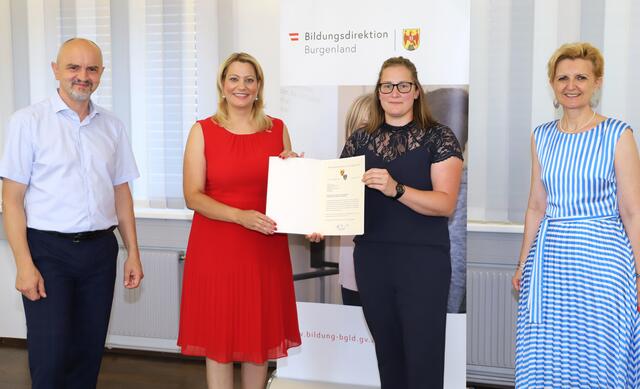 Stefanie Kropf (2. von rechts) erhielt ihr Ernennungsdekret von Bildungsdirektor Heinz Josef Zitz, Bildungslandesrätin Daniela Winkler und Präsidialleiterin Sandra Steiner (von links). | Foto: Landesmedienservice
