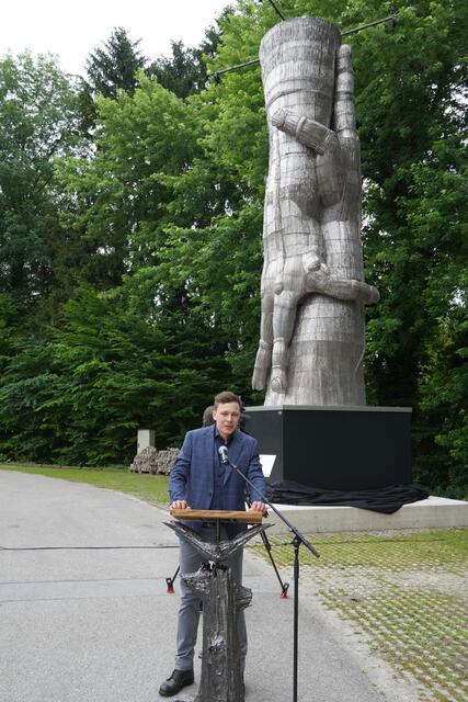 Metallart-Künstlers Martin Rehrl bei der Enthüllung der Statue.