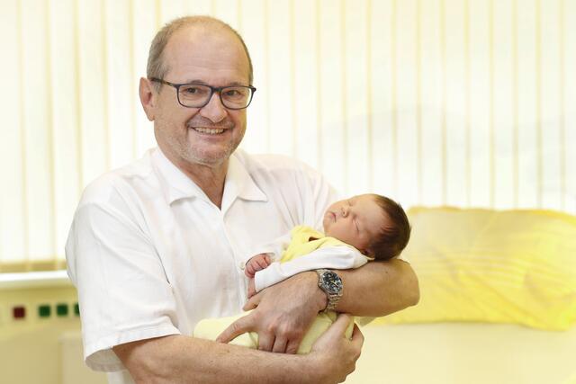 In den letzten 27 Jahren half Peter Stumpner 15.206 Kindern auf die Welt.