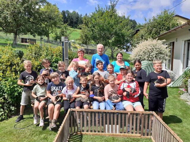 Die Kinder der Volksschule Haslach besuchten den Kleintierzüchter Alois Meisinger in Oepping. | Foto: Foto: Meisinger