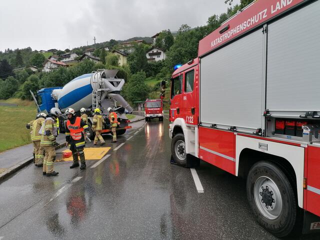 LKW drohte abzustürzen | Foto: SR/LS/SG/PP/FF-Wenns