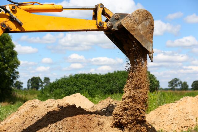 Ein Zwischenfall im Zuge von Baggerarbeiten löste einen Rettungseinsatz im Bezirk Spittal aus. Ein Mann wurde schwer verletzt | Foto: stock.adobe.com /megaflopp