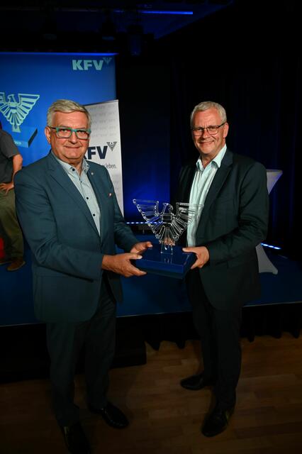 Bürgermeister Thomas Steiner mit Bürgermeister Alfred Riedl, Präsident des Österreichischen Gemeindebundes, bei der Preisverleihung. | Foto: Eisenstadt