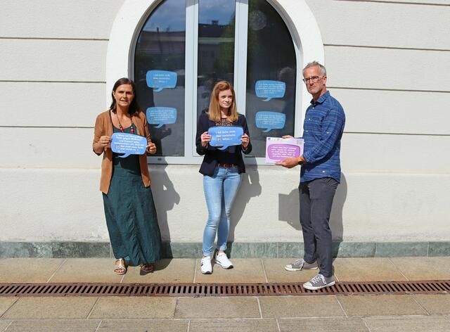 Mag.a Astrid Malle (Leitung Frauenbüro) mit Frauenreferentin Stadträtin Corinna Smrecnik und Dominique Pipal (Mädchenzentrum Klagenfurt) (v.l.) vor dem Rathaus mit den Sprechblasen zur Aktion „Yes We Do!“ | Foto: StadtKommunikation/Sukalo