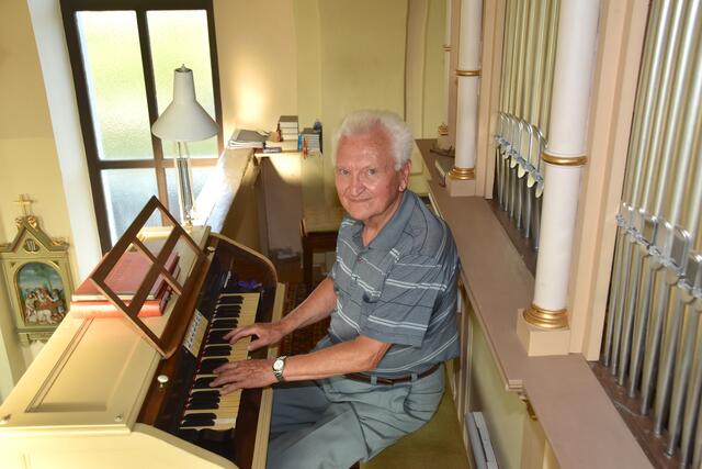 Seit Anfang der 70er Jahre hat Helmut Deutsch in Reinersdorf das Orgelspielen in der Kirche und die Leitung des Singkreises inne. | Foto: Martin Wurglits