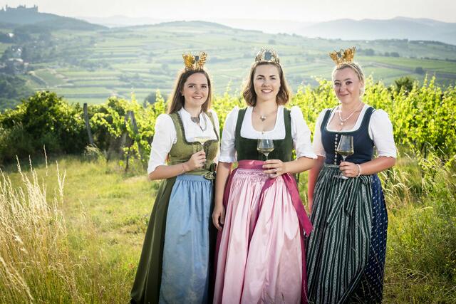 Weinkönigin Diana Müller, aus Krustetten (Mitte) mit ihren Vize-Weinköniginnen Victoria Katharina Medved aus Niedersulz und Sophie Heindl-Stift aus Straß. | Foto: Weinbauverband NÖ