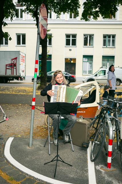 Dem Musikgenre sind bei dem Projekt keine Grenzen gesetzt, egal ob Wienerlied, Pop, Jazz oder Klassik - alles erhält auf der Wohnstraße seinen Klangraum. (im Bild: Heidelinde Gratzl).