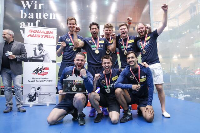 Mihaly Androczky (unten Mitte) und Daniel Nagel (oben rechts) vom Squashclub Mondsee gewannen mit ihren Teamkollegen das Bundesligaturnier. | Foto: Jasmin Walter