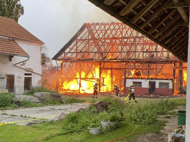 Schon bei Eintreffen der Feuerwehren stand das Nebengebäude in Vollbrand – das Gebäude konnte nicht mehr gerettet werden.  | Foto: Fischer/zema-medien.de