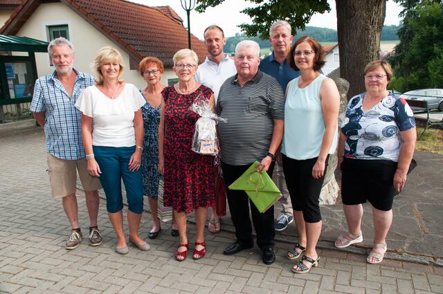 v.l. Hubert Reiter, Bgm. Gerlinde Schwarz, Ilse Spring, Christine und Erich Cahak, gfGR Karl Öckmayer, gfGR Oskar Mohr, gfGR Ulrike Hörhager, Anna Rötzer