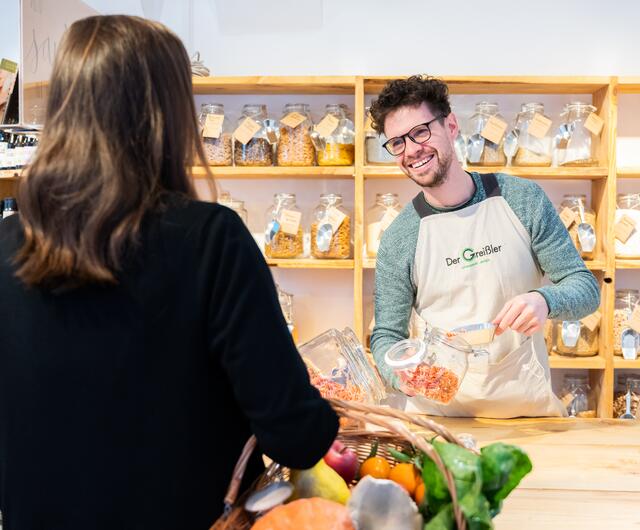 Brot, Milch, Obst, Gemüse, Wein, Bier, Honig, Marmeladen, Säfte, Öle und Putzmittel: Alexander Obsieger führt ein breites Sortiment. | Foto: Der Greißler