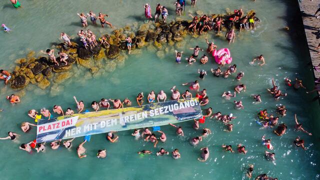 Beim Protestbaden machte die Sozialistische Jugend darauf aufmerksam, dass es mehr freie Seezugänge braucht. | Foto: SJ