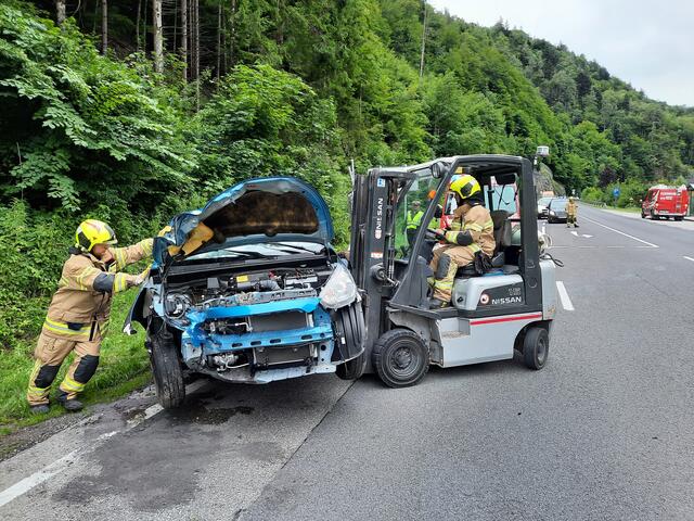 Der verunfallte Pkw musste schließlich von einem Abschleppunternehmen abtransportiert werden.