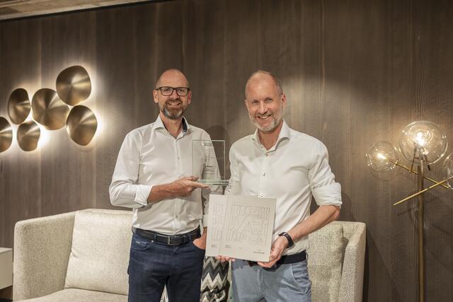 Günther Eder (li.), Geschäftsführer der Agentur die wilden Kaiser, und Einrichtungsprofi Hans Aufschnaiter freuen sich über die Auszeichnung. | Foto: Aufschnaiter