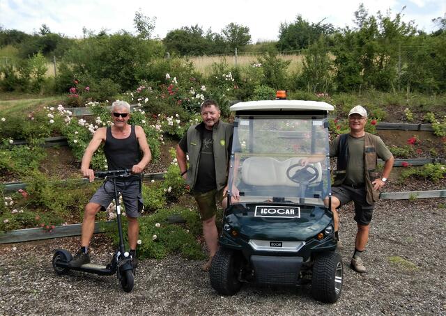 Platzwart Walter Maurer, Oberschützenmeister Josef Kohzina und Vorstandsmitglied Johannes Stöger mit den beiden E-Dienstfahrzeugen. | Foto: Josef Kohzina 