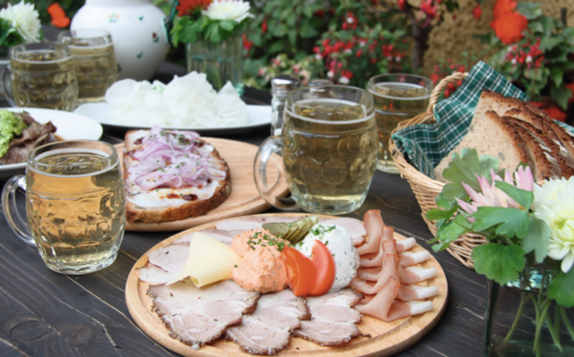 Wer sich eine Auszeit nehmen möchte, kann sich ein Krügerl Mischlingsmost im Gastgarten des Mostheurigen Zum Wastlbauer gönnen. | Foto: Mostheuriger Zum Wastlbauer