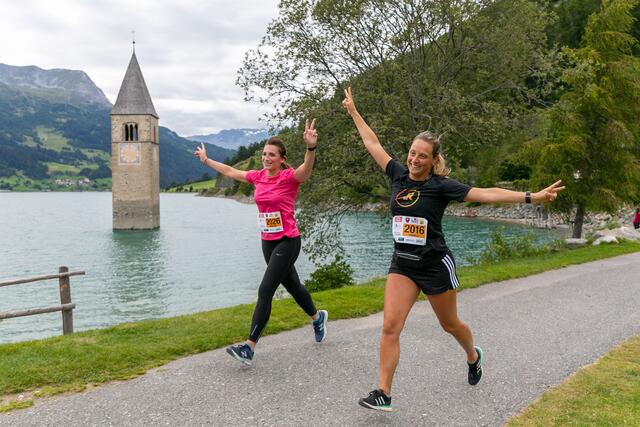 Kirchturm als Wahrzeichen: 21. Reschenseelauf am 17. Juli 2021 mit Laufhochzeit und über 2.000 LäuferInnen. | Foto: Rennerclub Vinschgau