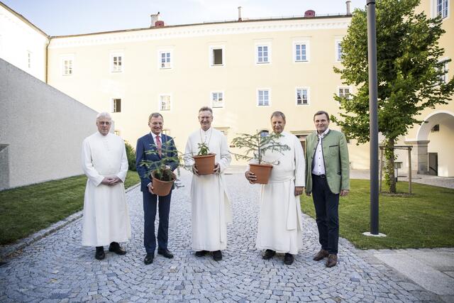 Landeshauptmann Thomas Stelzer und Bezirksparteiobmann Georg Ecker übergaben den Vertreten des Stiftes Schlägl zum Abschluss der OÖVP-Baumpflanzaktion 1.200 Baumsetzlinge für den Böhmerwald.

Kämmerer Markus Rubasch, Landeshauptmann Thomas Stelzer, Abt Lukas Dikany, Fortmeister Johannes Wohlmacher und Bezirksparteiobmann Georg Ecker (v.l.). | Foto: Foto: OÖVP/Mayrhofer