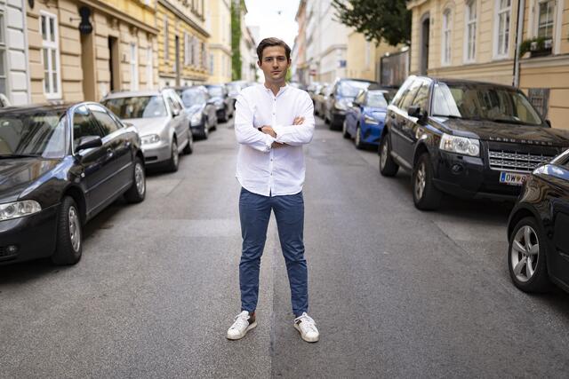 Auf der Suche nach freien Stellflächen: Leon Swoboda. St. Leonhards Anrainer suchen durch Baustellen derzeit noch länger nach Parkplätzen. | Foto: Peter Drechsler