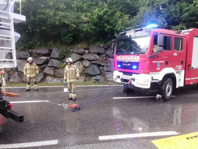 FF Wenns sicherte den Betonmischwagen und konnte ihn bergen | Foto: SR/LS/SG/PP/FF-Wenns