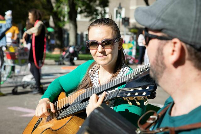 "city|tact" nennt Space and Place das Projekt, bei dem Musikerinnen und Musiker ihren Proberaum auf die Wohnstraße verlegen.