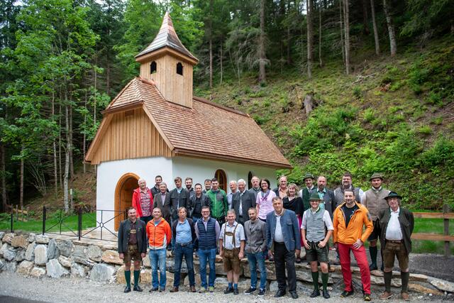 Ein Teil der Mitarbeiter erfreute sich bei der „Gleichenfeier“ am gelungenen Gemeinschaftswerk. | Foto: Hans Johann
