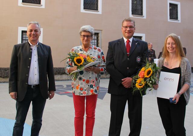 Monika Harucksteiner und Judith Mikolasch vom Roten Kreuz nahmen die Dienstmedaille in Bronze entgegen. | Foto: Stadt Enns/Schlögl