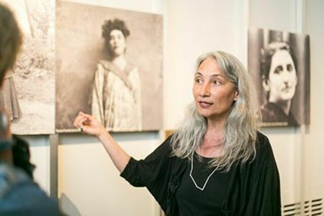 Petra Unger entführt Interessierte Wienerinnen und Wiener zu Wiens Findelhäusern oder Gebärstätten und erklärt wie die Zeiten sich für Frauen in Bezug auf das Thema Schwangerschaft verändert haben. | Foto: Noisternig 